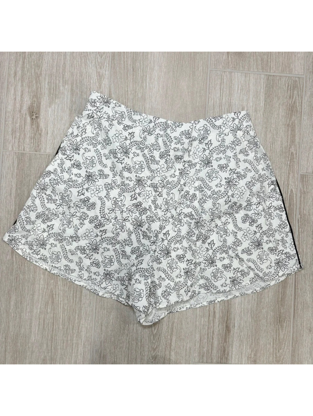Francesca’s white and black flower pattern medium shorts